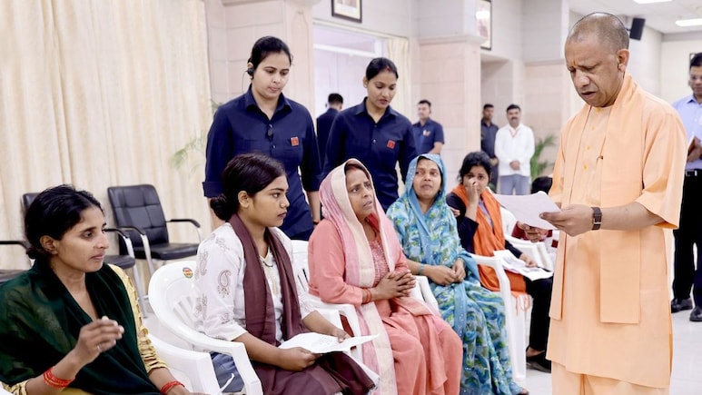 अवैध कब्जों पर सख्त ऐक्शन, बच्चों को सोशल मीडिया वाली सलाह; CM योगी के जनता दर्शन में क्या रहा खास?