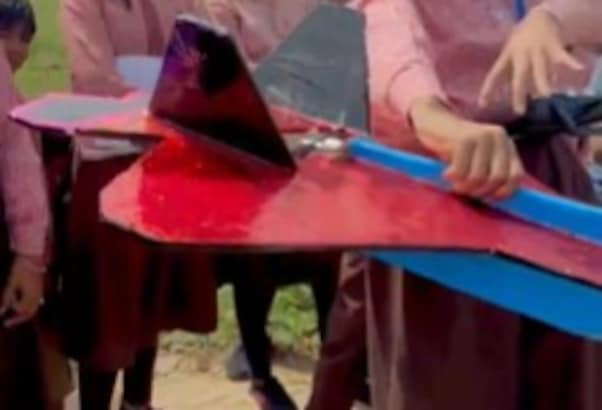 Exclusive : 'सर ने वादा किया और हमने कर दिखाया' अलीगढ़ के नन्हे वैज्ञानिकों ने कूड़े से बना दिया लड़ाकू विमान