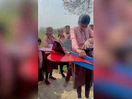 Exclusive : 'सर ने वादा किया और हमने कर दिखाया' अलीगढ़ के नन्हे वैज्ञानिकों ने कूड़े से बना दिया लड़ाकू विमान