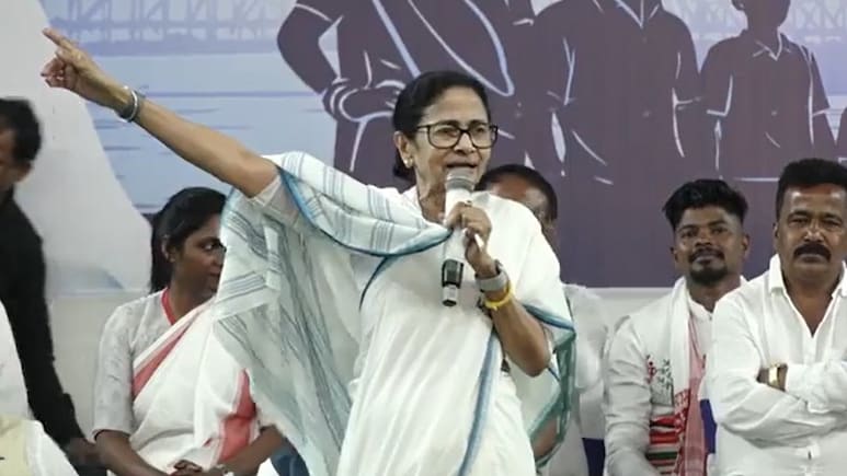 नक्सलबाड़ी जनसभा में ममता बनर्जी के बयान पर विवाद, चुनाव आयोग ने तलब की रिपोर्ट