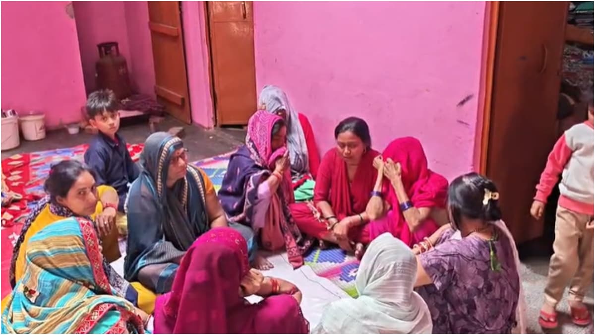 बेटे की हत्या के बाद रोते-बिलखते परिजन. 