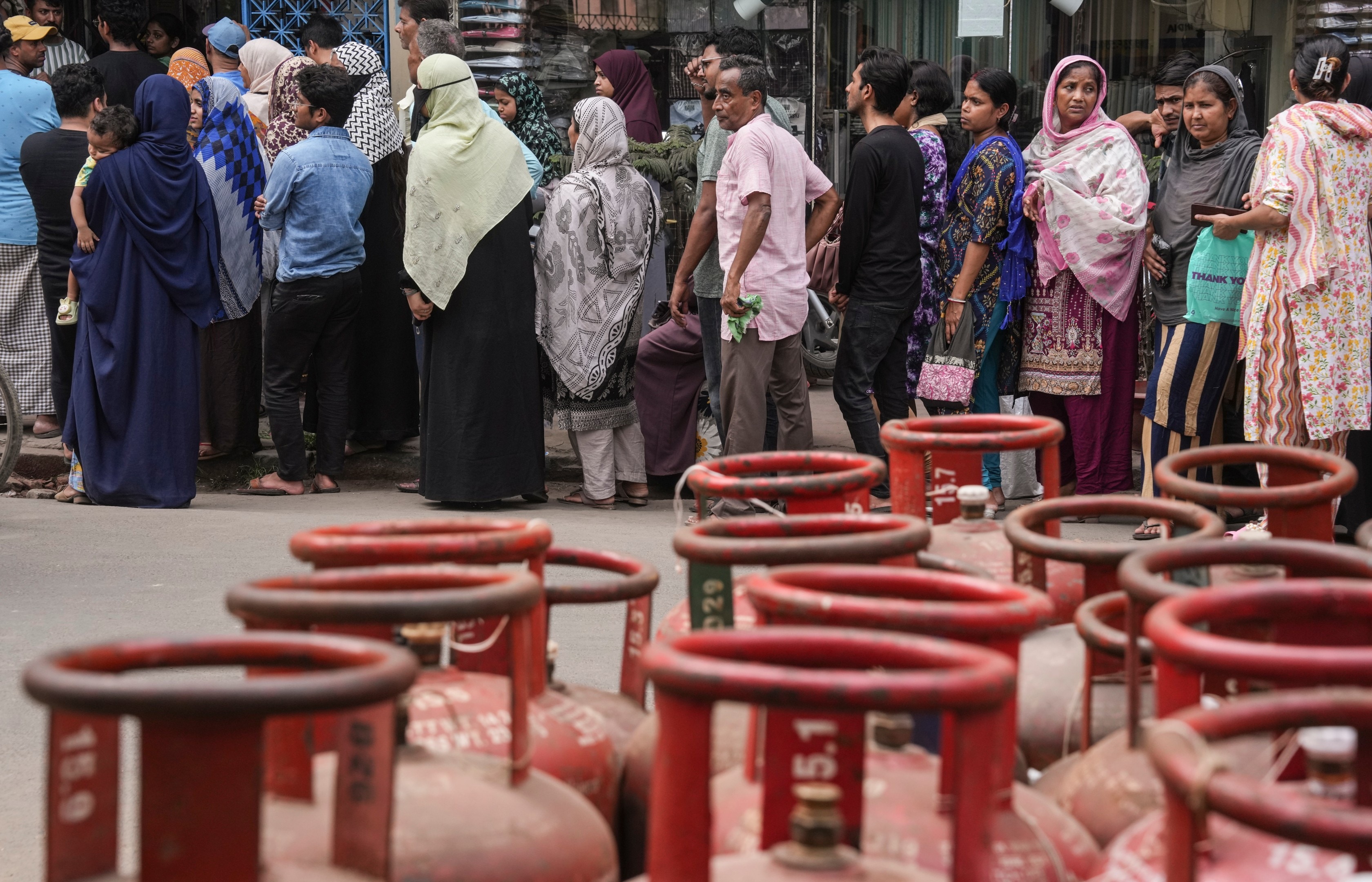 भारत में सबसे ज्यादा गैस की किल्लत की खबरें आ रही हैं. कई लोग ब्लैक भी करने लगे हैं.