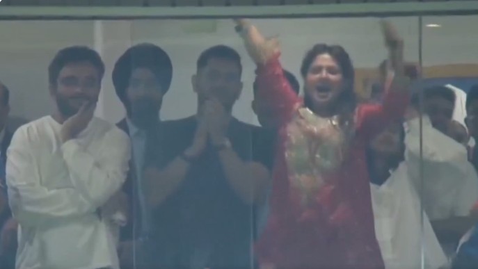 IND vs ENG  2nd Semi-Final: बुमराह की डॉट बॉल पर उछल पड़ीं साक्षी, धोनी ने कहा- बैठ जाओ, बैठ जाओ!