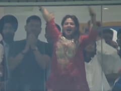 IND vs ENG  2nd Semi-Final: बुमराह की डॉट बॉल पर उछल पड़ीं साक्षी, धोनी ने कहा- बैठ जाओ, बैठ जाओ!