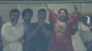 IND vs ENG  2nd Semi-Final: बुमराह की डॉट बॉल पर उछल पड़ीं साक्षी, धोनी ने कहा- बैठ जाओ, बैठ जाओ!