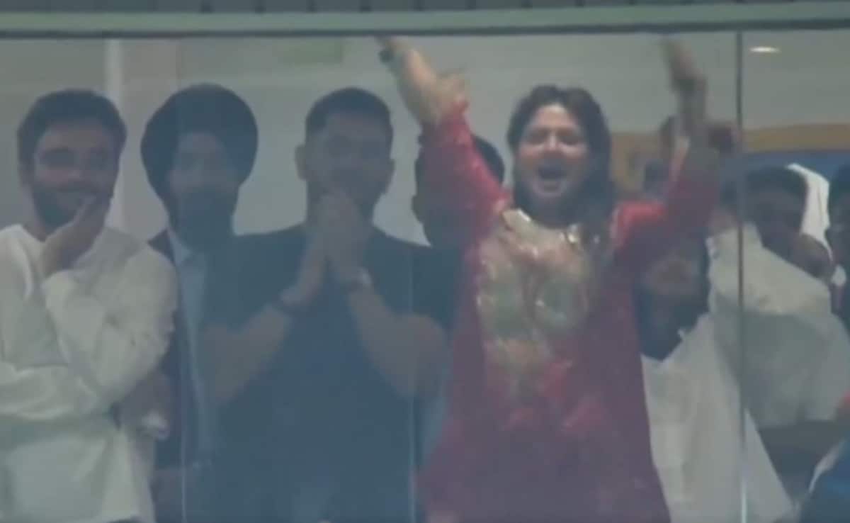 IND vs ENG 2nd Semi-Final: बुमराह की डॉट बॉल पर उछल पड़ीं साक्षी, धोनी ने कहा- बैठ जाओ, बैठ जाओ!