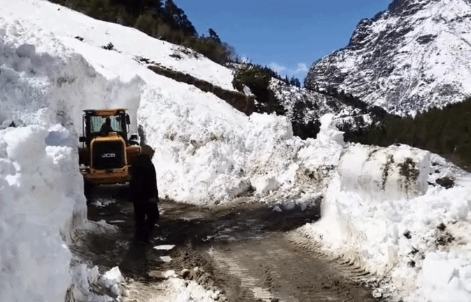 उत्तराखंड में भारी बर्फबारी से बिगड़े हालात, ग्लेशियर आने से सोबला-ढाकर मोटरमार्ग बंद