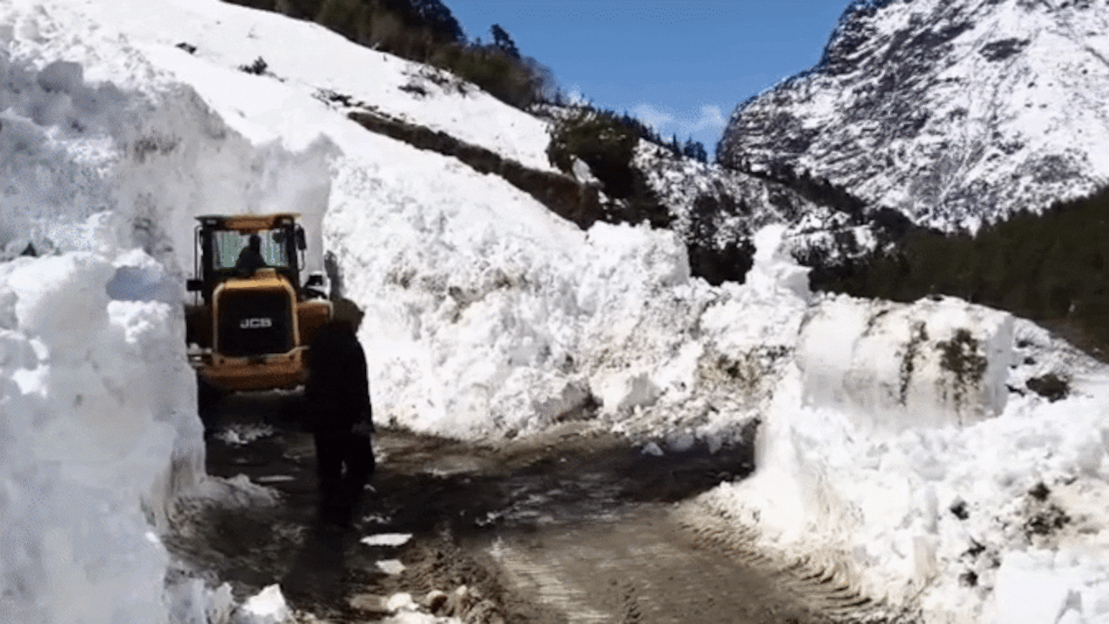 उत्तराखंड में भारी बर्फबारी से बिगड़े हालात, ग्लेशियर आने से सोबला-ढाकर ...