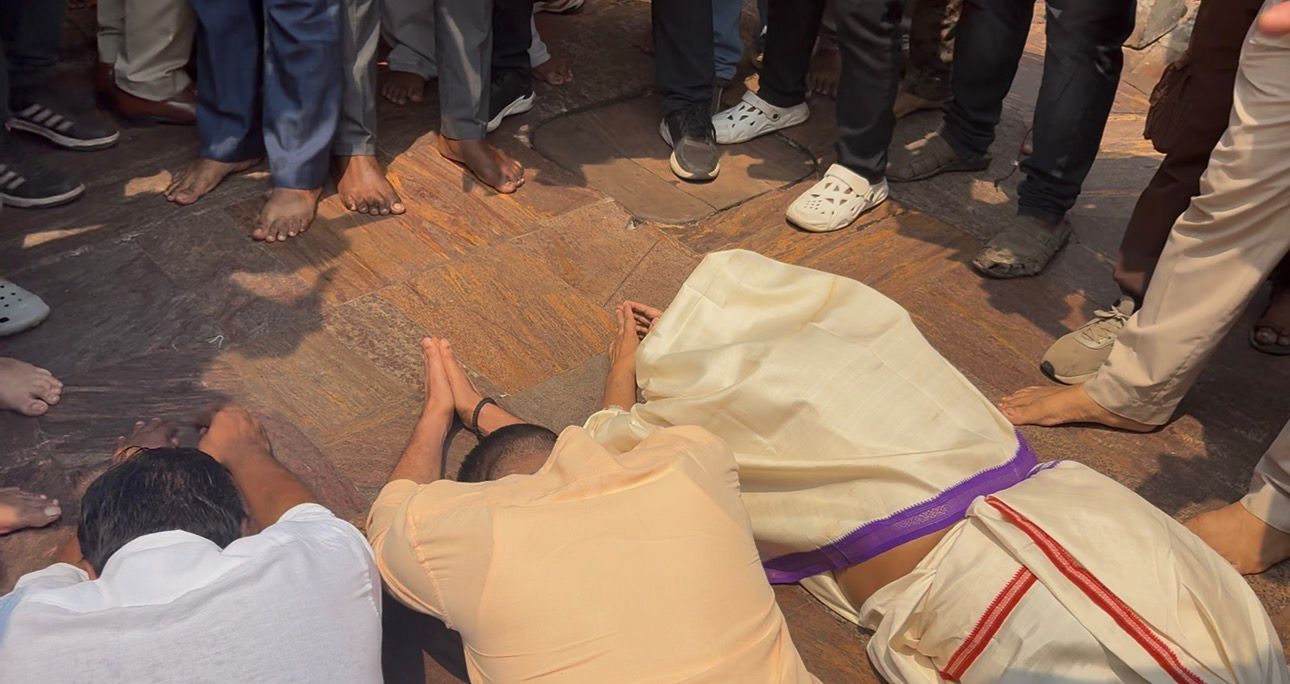 पारंपरिक ड्रेस कोड में टीम को दिया गया प्रवेश. 