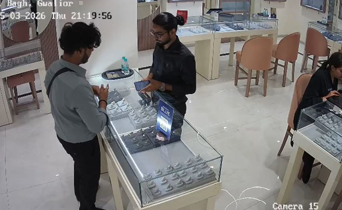 VIDEO: शेयर मार्केट में 10 लाख डूबे...ज्वेलरी शोरूम कर्मचारी ने नकली अंगूठी से किया ऐसा कांड, सन्न रह गया मालिक, CCTV ने खोला राज