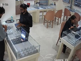 VIDEO: शेयर मार्केट में 10 लाख डूबे...ज्वेलरी शोरूम कर्मचारी ने नकली अंगूठी से किया ऐसा कांड, सन्न रह गया मालिक, CCTV ने खोला राज
