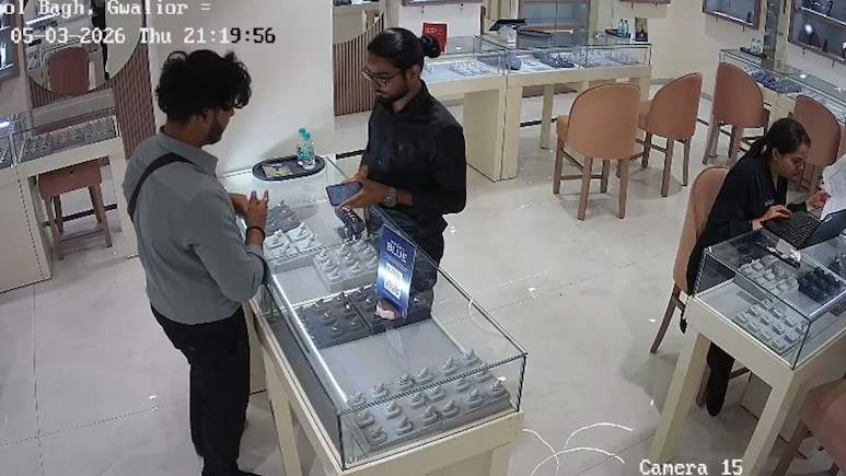 VIDEO: शेयर मार्केट में 10 लाख डूबे...ज्वेलरी शोरूम कर्मचारी ने नकली अंगूठी से किया ऐसा कांड, सन्न रह गया मालिक, CCTV ने खोला राज