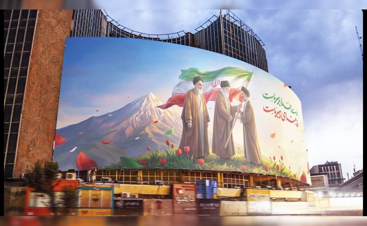 खुमैनी, खामेनेई और मुजतबा... तेहरान के मशहूर चौराहे पर लगा ये पोस्टर क्या दिखाना चाहता है?