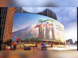 खुमैनी, खामेनेई और मुजतबा... तेहरान के मशहूर चौराहे पर लगा ये पोस्टर क्या दिखाना चाहता है?