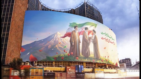 खुमैनी, खामेनेई और मुजतबा... तेहरान के मशहूर चौराहे पर लगा ये पोस्टर क्या दिखाना चाहता है?