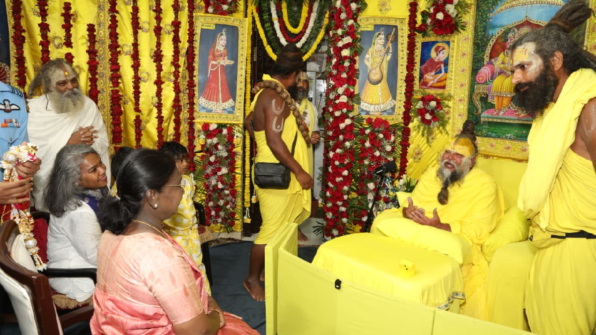 सुबह-सुबह प्रेमानंद महाराज के आश्रम पहुंचीं राष्ट्रपति द्रौपदी मुर्मू, वृंदावन दौरे की तस्वीरें आईं सामने