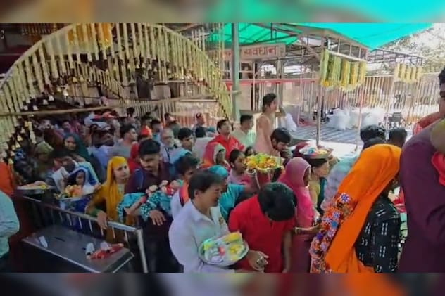 माता के दर पर उमड़ी भक्तों की भीड़