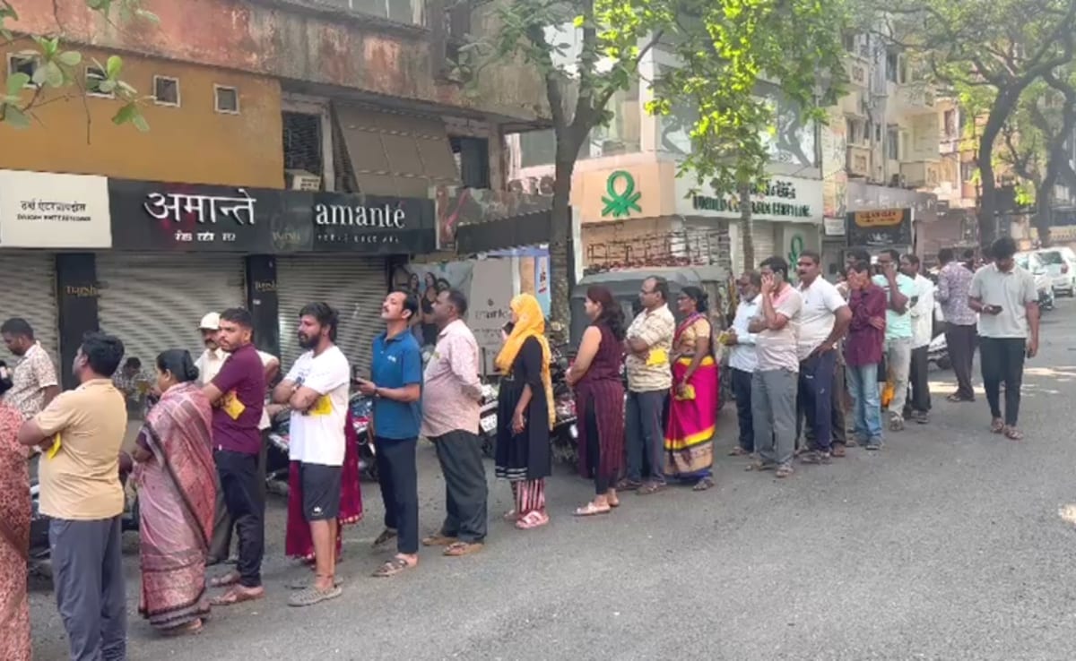 युद्ध की आंच रसोई तक, कहीं गैस के लिए लंबी कतारें, कहीं जमाखोरी तो कहीं कालाबाजारी, सरकार ने दिया आश्वासन