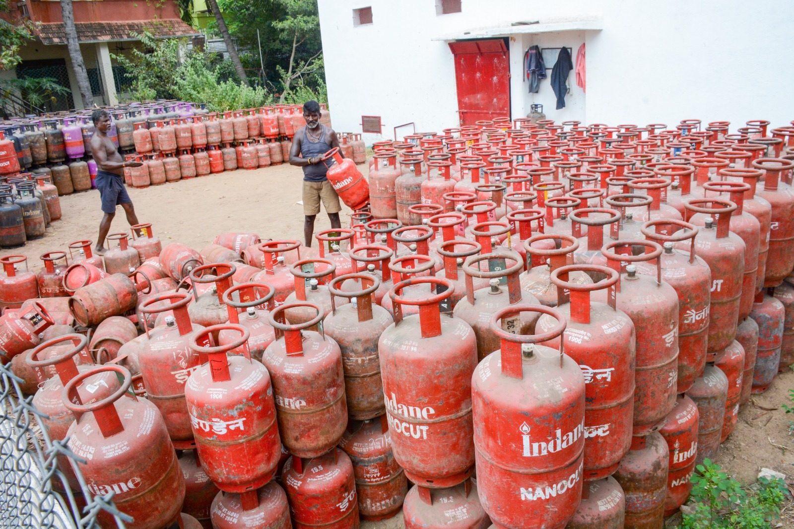 LPG Shortage: रसोई गैस सिलेंडर की टेंशन दूर! एक्शन मोड में आई सरकार ने तेल-गैस के 5 नए रास्ते खोजे, बड़ी डील की तैयारी
