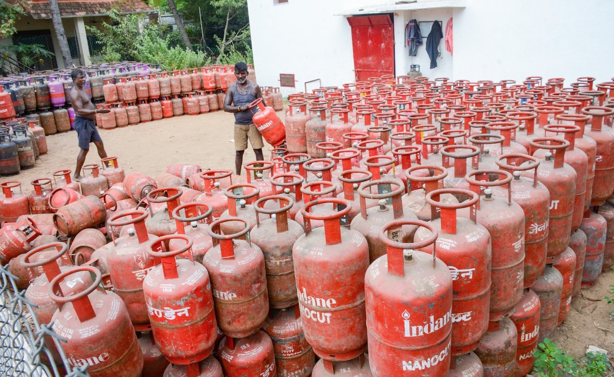 LPG Shortage LIVE: गैस की भारी किल्लत के चलते पुणे के मशहूर 'बादशाही होटल' पर लगा ताला