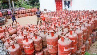LPG Shortage LIVE: यूपी, बिहार और महाराष्ट्र तक एलपीजी की लाइन में खड़े लोग, सरकार ने कहा, हमारे पास पर्याप्त स्टॉक