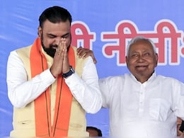 '<i>Yahi Sab Dekhenge</i>': In Nitish Kumar's Gesture, Many See A Successor Hint