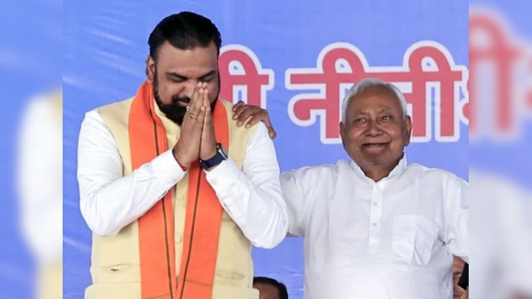 '<i>Yahi Sab Dekhenge</i>': In Nitish Kumar's Gesture, Many See A Successor Hint