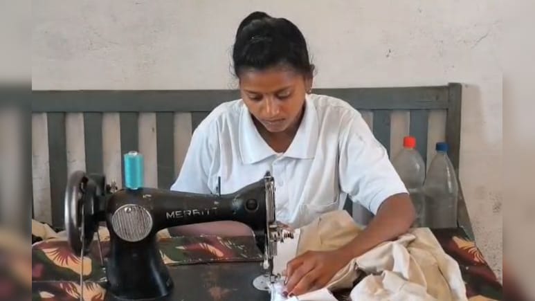 पूर्व नक्सलियों ने बंदूक छोड़ थामी सिलाई मशीन, आत्मसमर्पण के बाद अपनाए रोजगार के नए साधन