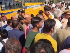 Road Accident: 150 स्कूली बच्चों से भरी बस पेड़ से टकराई, घटना स्थल पर मची चीख पुकार