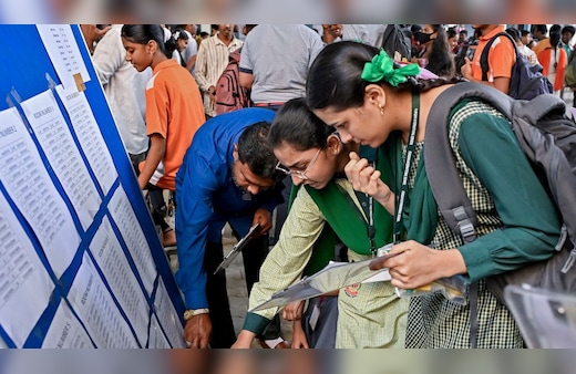 Bihar Board Result Live: बिहार बोर्ड के टॉपर्स पर होगी इनामों की बौछार, टॉप करने वालों को मिलेंगे दो लाख रुपये