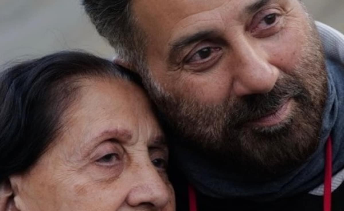सनी देओल ने शेयर की मां प्रकाश कौर के साथ रेयर फोटो, कैप्शन देख पाकिस्तानी यूजर्स ने भी दिया रिएक्शन