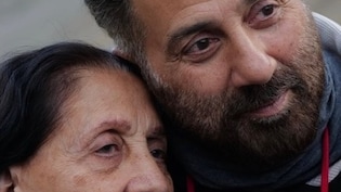 धर्मेंद्र के निधन के 3 महीने बाद सनी देओल ने शेयर की मां प्रकाश कौर के साथ रेयर फोटो, कैप्शन देख पाकिस्तानी यूजर्स ने भी दिया रिएक्शन