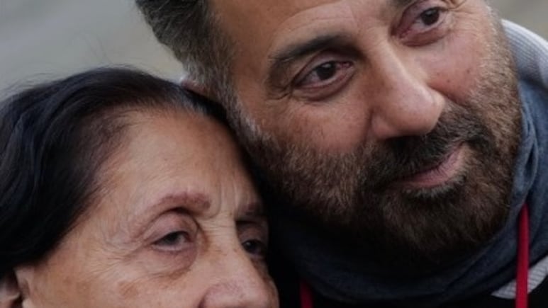 सनी देओल ने शेयर की मां प्रकाश कौर के साथ रेयर फोटो, कैप्शन देख पाकिस्तानी यूजर्स ने भी दिया रिएक्शन