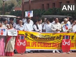 LIVE: LPG के मुद्दे पर संसद परिसर में विपक्ष का हल्ला बोल, सरकार के खिलाफ नारेबाजी कर रहे राहुल समेत कई सांसद