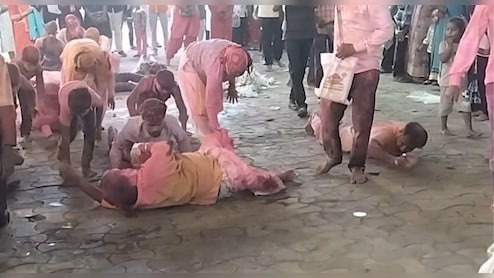 होली पर सीकर में जलती स&zwj;िगड़ी के साथ की दंडवत यात्रा, रामदेवरा पहुंचे भक्&zwj;त&nbsp;