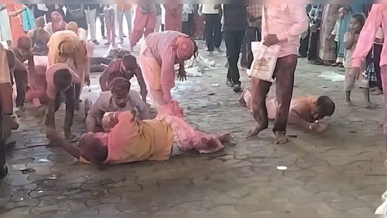 होली पर सीकर में जलती स&zwj;िगड़ी के साथ की दंडवत यात्रा, रामदेवरा पहुंचे भक्&zwj;त&nbsp;