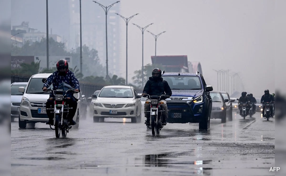 Heavy Rain, Strong Winds Kill 18 In Pakistan's Karachi