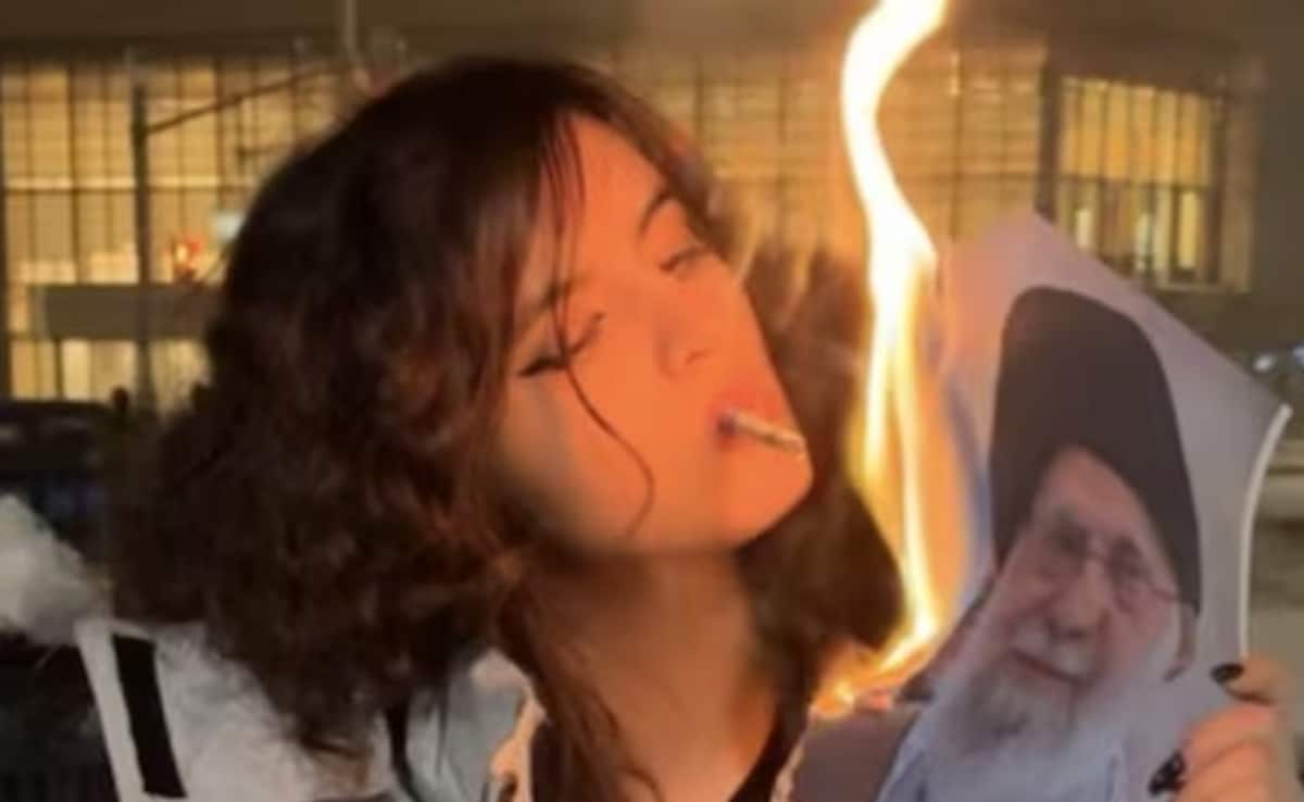 हा फोटो महिलांच्या आंदोलनावेळीचा आहे. हा फोटो इराणच्या सामाजिक पद्धतीवर महिलांचा सांकेतिक विरोध मानला जात आहे. 