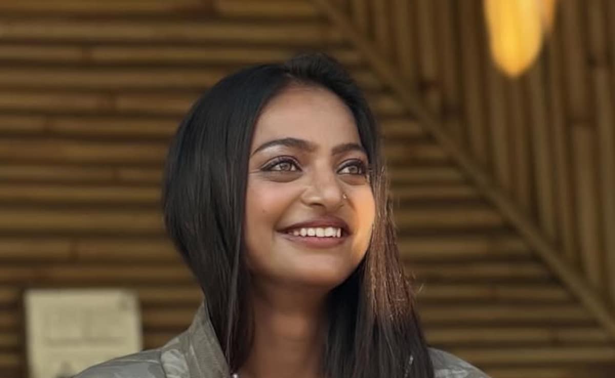 कौन है महाकुंभ गर्ल मोनालिसा के मुस्लिम पति, जिन्हें 6 महीने डेट करके 18 की उम्र में की शादी