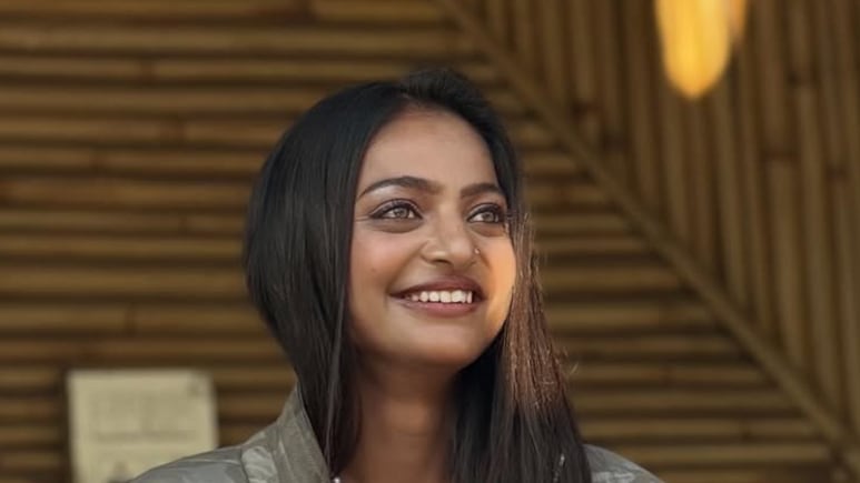 कौन है महाकुंभ गर्ल मोनालिसा के मुस्लिम पति, जिन्हें 6 महीने डेट करके 18 की उम्र में की शादी