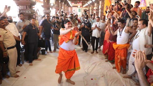 VIDEO: सीएम मोहन यादव की तलवारबाजी ने बढ़ाया गैर का उत्साह, रंगपंचमी पर रंगों से सराबोर हुआ उज्जैन &nbsp;