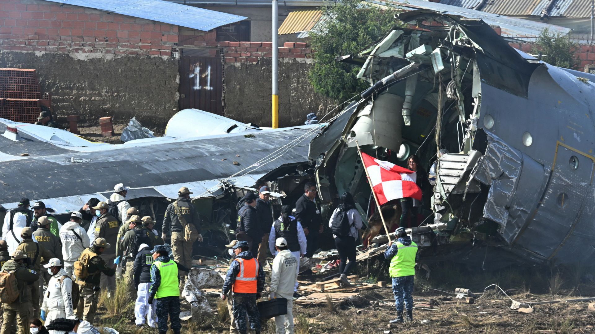 65 करोड़ की करेंसी ले रहा मिलिट्री का जहाज क्रैश हुआ और लोग लूटकर भागे नोट.. अब पुलिस मार रही छापे