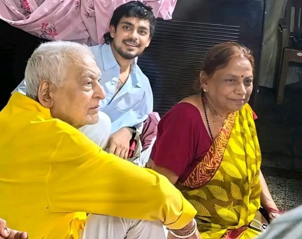 क्रिकेटर ईशान किशन दादा-दादी से मिलने पहुंचे नवादा, एक झलक पाने के लिए घंटों घर के बाहर खड़े रहे फैन