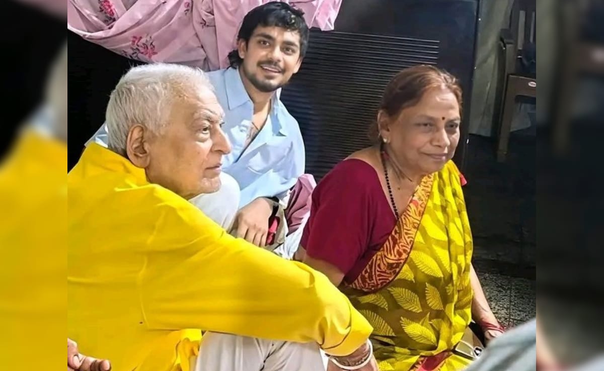 वर्ल्ड कप जीत दादा-दादी से मिलने नवादा पहुंचे ईशान किशन, स्टार क्रिकेटर का गजब हुआ स्वागत, देखें तस्वीर