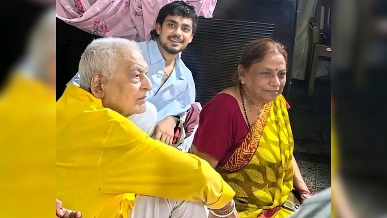 क्रिकेटर ईशान किशन दादा-दादी से मिलने पहुंचे नवादा, एक झलक पाने के लिए घंटों घर के बाहर खड़े रहे फैन