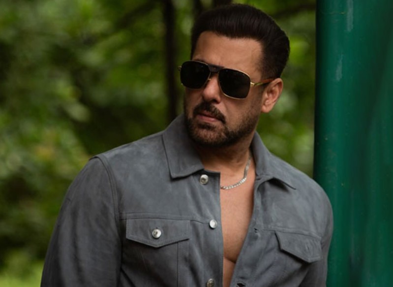 वांटेड सा एक्शन, चुलबुल पांडे सी दबंगई के साथ लौट रहे सलमान खान, नया लुक देख फैन्स बोले- 60 के भाई का 20 वाला स्वैग