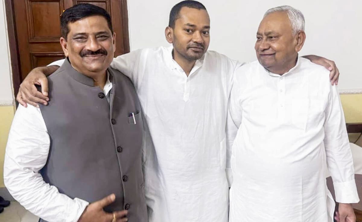 जदयू के कार्यकारी अध्यक्ष संजय झा के कंधे पर बड़ी जिम्मेदारी पार्टी को बिहार की राजनीति में प्रासंगिक बनाए रखने की है.