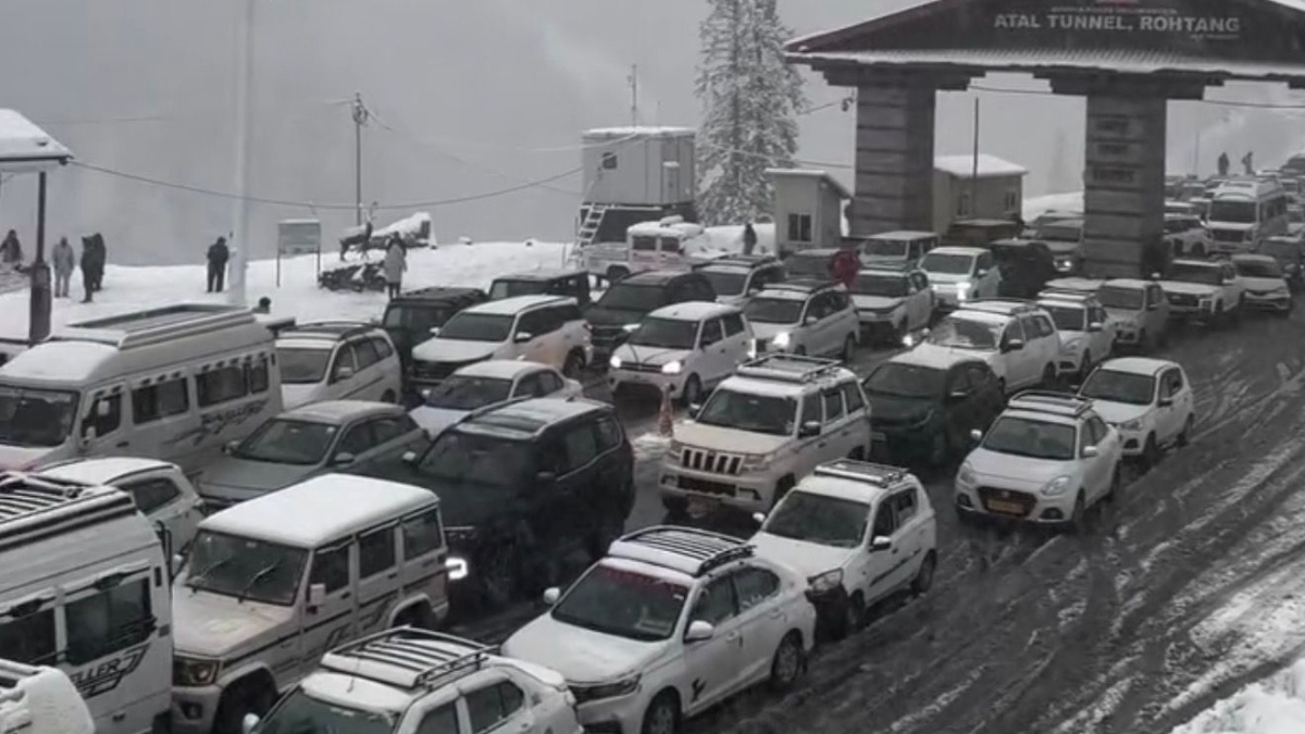 VIDEO: अटल टनल में फंसे हजारों पर्यटक, रोहतांग में बर्फबारी से दूर-दूर तक सैकड़ों गाड़ियों की लाइन