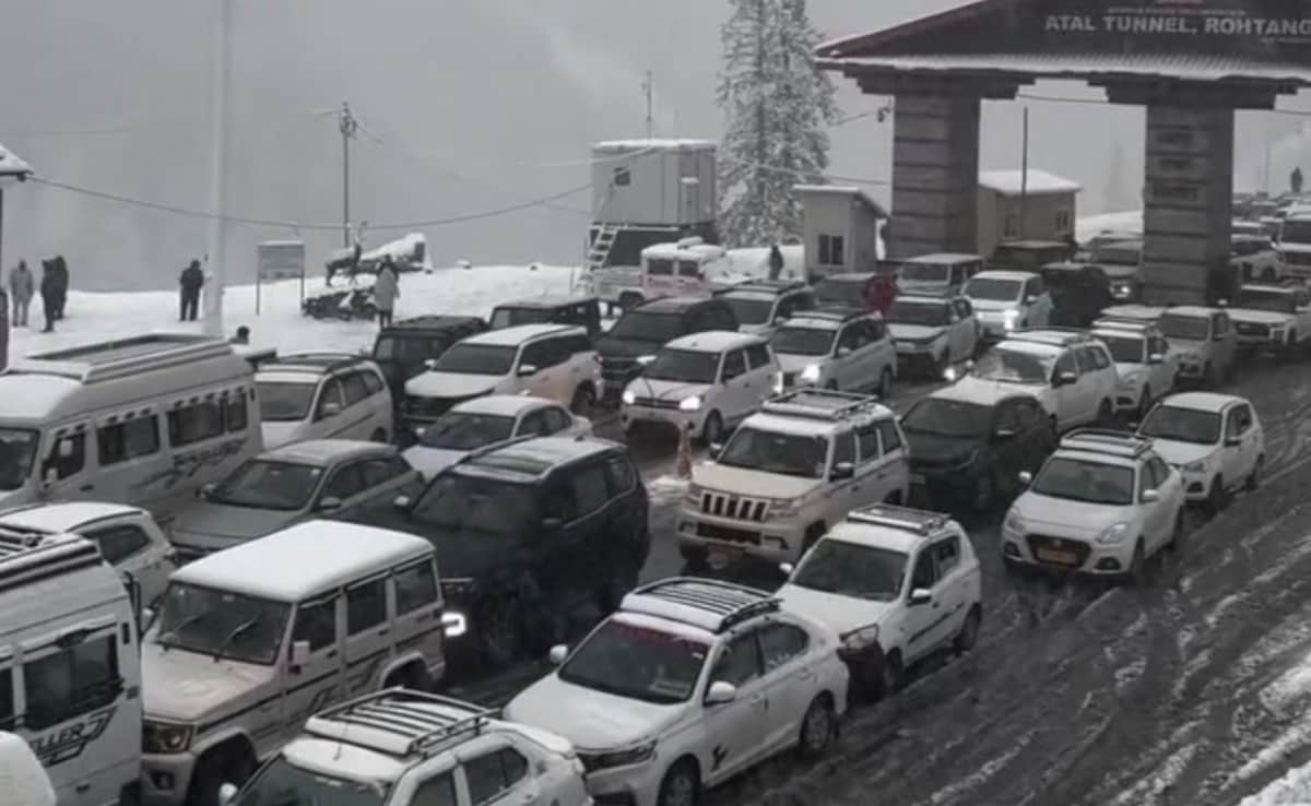 VIDEO: अटल टनल में फंसे हजारों पर्यटक, रोहतांग में बर्फबारी से दूर-दूर तक सैकड़ों गाड़ियों की लाइन