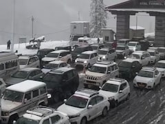 VIDEO: अटल टनल में फंसे हजारों पर्यटक, रोहतांग में बर्फबारी से दूर-दूर तक सैकड़ों गाड़ियों की लाइन